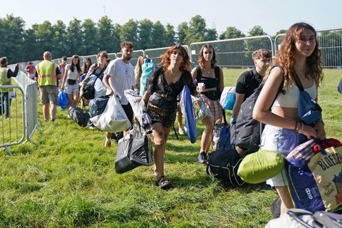 Großbritannien, Southwold: Festivalbesucher kommen beim Latitude Festival an