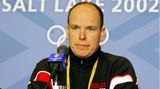 In den Adern von Fürst Albert von Monaco fließt nicht nur blaues, sondern auch olympisches Blut: Schon sein Großvater John B. Kelly sr. und sein Onkel John B. Kelly jr. gewannen olympische Medaillen im Rudern. Der Sohn von Fürst Rainier und Gracia Patricia hat sich dagegen auf den Wintersport konzentriert: Bevor er den Thron des Fürstentums bestieg, nahm Albert II. zwischen 1988 und 2002 als Bobfahrer fünfmal an Olympischen Winterspielen teil. Seine beste Platzierung erreichte er gleich beim ersten Start: 1988 erreichte er im Zweierbob mit Gilbert Bessi einen 25. Platz. Auch nach seiner aktiven Zeit blieb er dem Sport treu: Seit 1994 ist er als Vorsitzender des Nationalen Olympischen Komitees von Monaco regelmäßig bei den Spielen vor Ort - wie hier 2002 in Salt Lake City.