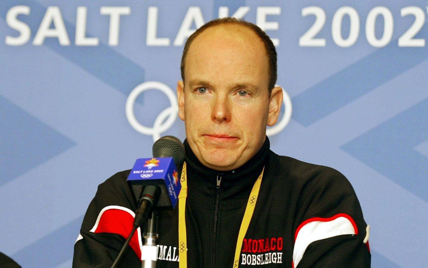 Olympia: In den Adern von Fürst Albert von Monaco fließt nicht nur blaues, sondern auch olympisches Blut: Schon sein Großvater John B. Kelly sr. und sein Onkel John B. Kelly jr. gewannen olympische Medaillen im Rudern. Der Sohn von Fürst Rainier und Gracia Patricia hat sich dagegen auf den Wintersport konzentriert: Bevor er den Thron des Fürstentums bestieg, nahm Albert II. zwischen 1988 und 2002 als Bobfahrer fünfmal an Olympischen Winterspielen teil. Seine beste Platzierung erreichte er gleich beim ersten Start: 1988 erreichte er im Zweierbob mit Gilbert Bessi einen 25. Platz. Auch nach seiner aktiven Zeit blieb er dem Sport treu: Seit 1994 ist er als Vorsitzender des Nationalen Olympischen Komitees von Monaco regelmäßig bei den Spielen vor Ort - wie hier 2002 in Salt Lake City. In den Adern von Fürst Albert von Monaco fließt nicht nur blaues, sondern auch olympisches Blut: Schon sein Großvater John B. Kelly sr. und sein Onkel John B. Kelly jr. gewannen olympische Medaillen im Rudern. Der Sohn von Fürst Rainier und Gracia Patricia hat sich dagegen auf den Wintersport konzentriert: Bevor er den Thron des Fürstentums bestieg, nahm Albert II. zwischen 1988 und 2002 als Bobfahrer fünfmal an Olympischen Winterspielen teil. Seine beste Platzierung erreichte er gleich beim ersten Start: 1988 erreichte er im Zweierbob mit Gilbert Bessi einen 25. Platz. Auch nach seiner aktiven Zeit blieb er dem Sport treu: Seit 1994 ist er als Vorsitzender des Nationalen Olympischen Komitees von Monaco regelmäßig bei den Spielen vor Ort - wie hier 2002 in Salt Lake City.