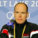 In den Adern von Fürst Albert von Monaco fließt nicht nur blaues, sondern auch olympisches Blut: Schon sein Großvater John B. Kelly sr. und sein Onkel John B. Kelly jr. gewannen olympische Medaillen im Rudern. Der Sohn von Fürst Rainier und Gracia Patricia hat sich dagegen auf den Wintersport konzentriert: Bevor er den Thron des Fürstentums bestieg, nahm Albert II. zwischen 1988 und 2002 als Bobfahrer fünfmal an Olympischen Winterspielen teil. Seine beste Platzierung erreichte er gleich beim ersten Start: 1988 erreichte er im Zweierbob mit Gilbert Bessi einen 25. Platz. Auch nach seiner aktiven Zeit blieb er dem Sport treu: Seit 1994 ist er als Vorsitzender des Nationalen Olympischen Komitees von Monaco regelmäßig bei den Spielen vor Ort - wie hier 2002 in Salt Lake City.