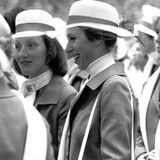 Gelohnt hat sich die Reise für die Tochter der Queen dennoch: Beim Einlauf ins Olympiastadion in Montreal strahlt die Prinzessin wie ein Honigkuchenpferd. 