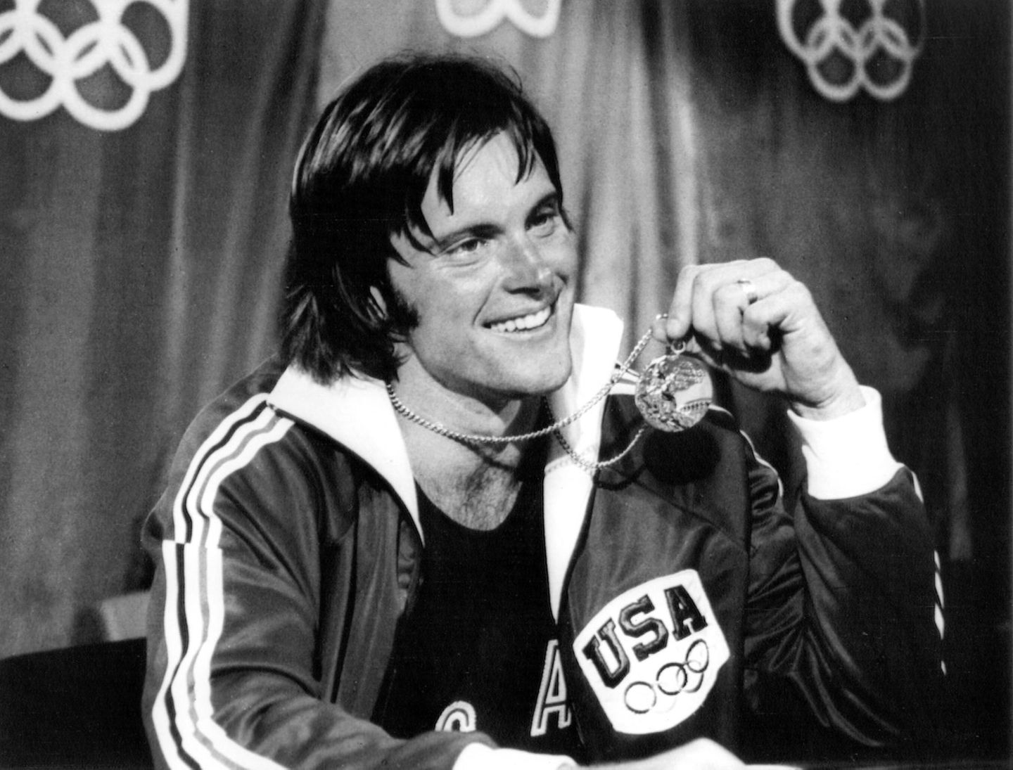 Heute ist dieser Mensch auf der ganzen Welt als Caitlyn Marie Jenner bekannt. Bei den Olympischen Spielen 1976 krönte sie sich als Bruce Jenner zum Olympiasieger im Zehnkampf, nachdem sie vier Jahre zuvor in München einen zehnten Platz erreicht hatte.