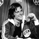 Heute ist dieser Mensch auf der ganzen Welt als Caitlyn Marie Jenner bekannt. Bei den Olympischen Spielen 1976 krönte sie sich als Bruce Jenner zum Olympiasieger im Zehnkampf, nachdem sie vier Jahre zuvor in München einen zehnten Platz erreicht hatte.