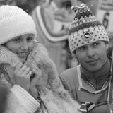 Den Herrn rechts kennen die meisten aus einem anderen Kontext. Bei dem Österreicher, der 1976 in Innsbruck für sein Land im Riesenslalom an den Start ging und den 14. Platz belegte, handelt es sich um Schlagersänger Hansi Hinterseer. Der war vor seiner Musikkarriere ein äußerst erfolgreicher Wintersportler, gewann mehrere Weltcuprennen und wurde 1974 Vizeweltmeister im Riesenslalom. 