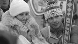 Den Herrn rechts kennen die meisten aus einem anderen Kontext. Bei dem Österreicher, der 1976 in Innsbruck für sein Land im Riesenslalom an den Start ging und den 14. Platz belegte, handelt es sich um Schlagersänger Hansi Hinterseer. Der war vor seiner Musikkarriere ein äußerst erfolgreicher Wintersportler, gewann mehrere Weltcuprennen und wurde 1974 Vizeweltmeister im Riesenslalom. 