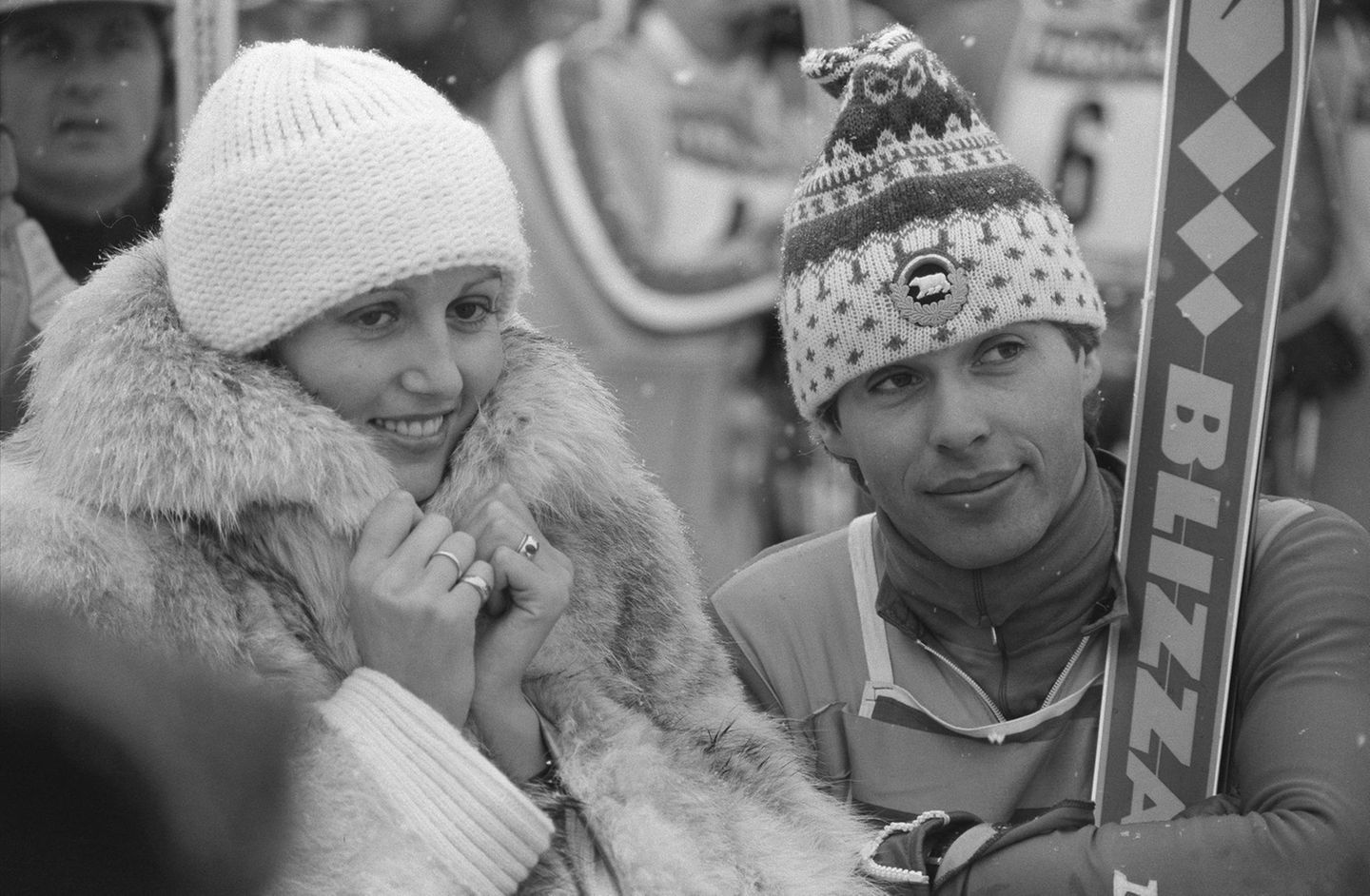 Olympia: Den Herrn rechts kennen die meisten aus einem anderen Kontext. Bei dem Österreicher, der 1976 in Innsbruck für sein Land im Riesenslalom an den Start ging und den 14. Platz belegte, handelt es sich um Schlagersänger Hansi Hinterseer. Der war vor seiner Musikkarriere ein äußerst erfolgreicher Wintersportler, gewann mehrere Weltcuprennen und wurde 1974 Vizeweltmeister im Riesenslalom. Den Herrn rechts kennen die meisten aus einem anderen Kontext. Bei dem Österreicher, der 1976 in Innsbruck für sein Land im Riesenslalom an den Start ging und den 14. Platz belegte, handelt es sich um Schlagersänger Hansi Hinterseer. Der war vor seiner Musikkarriere ein äußerst erfolgreicher Wintersportler, gewann mehrere Weltcuprennen und wurde 1974 Vizeweltmeister im Riesenslalom.
