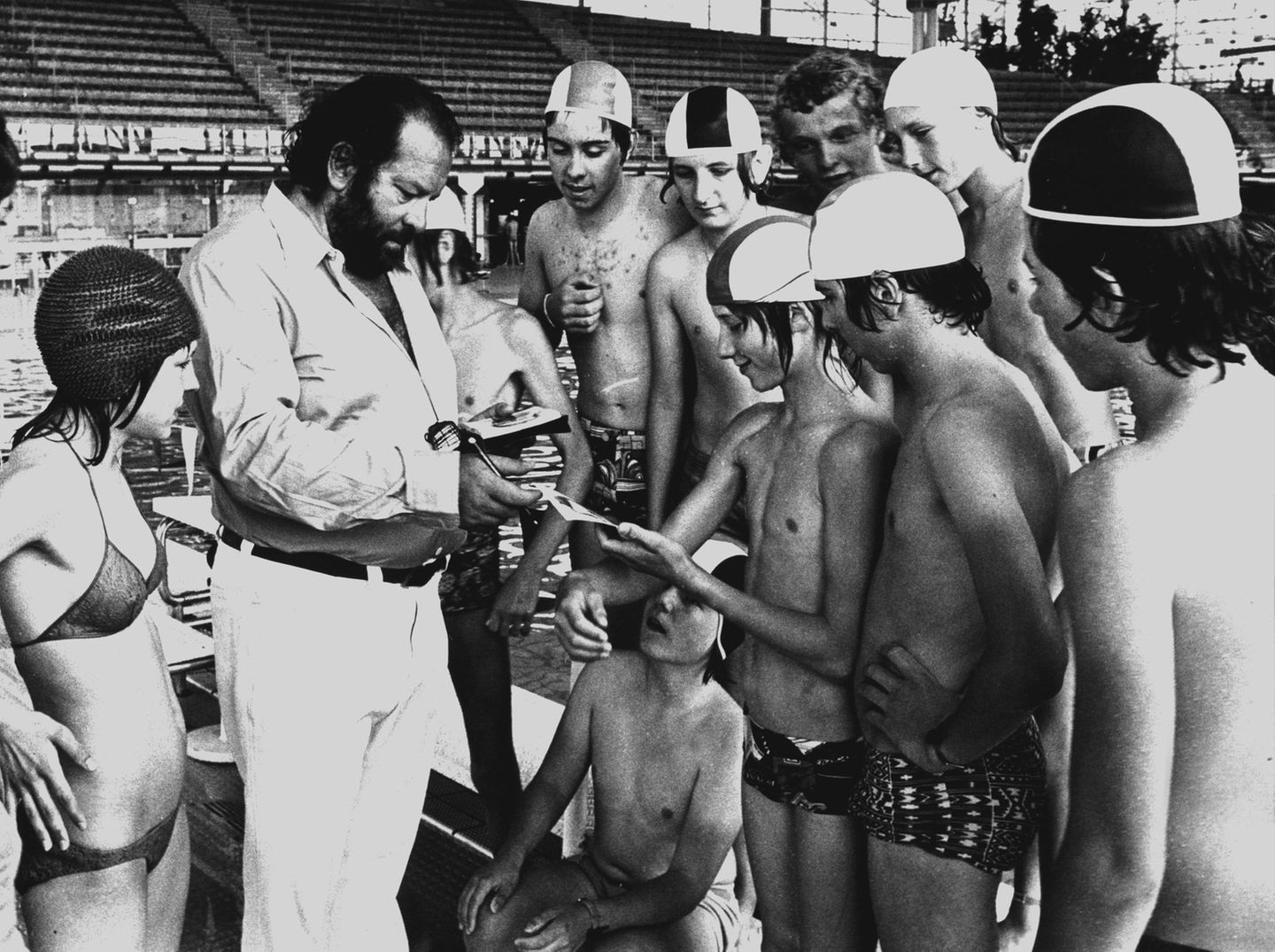Zu seiner aktiven Zeit als Sportler war dieser Mann noch deutlich schlanker: 1975 war Bud Spencer bereits ein gefeierter Filmstar und musste Jugendlichen beim Besuch des Münchner Olympia-Geländes Autogramme geben.