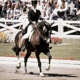 Bei der Frau auf dem Pferd handelt es sich um keine Geringere als Prinzessin Anne, die Tochter der britischen Königin. Als erstes Mitglied der Königsfamilie nahm sie 1976 an den Olympischen Spielen in Montreal teil. Fürs Treppchen reichte es aber nicht: Im Team der Vielseitigkeitsreiter wurde sie Neunte, in der Einzelwertung reichte es nur für Rang 24.