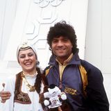Eigentlich hätte er 1984 bei den Winterspielen in Sarajevo an den Start gehen sollen: Der Grieche Costa Cordalis hatte im nationalen Qualifikationsrennen das Ticket für Olympia gelöst, doch griechische Sportpolitiker nahmen den Schlagersänger nicht für voll und verhinderten seine Teilnahme. So blieb dem sympathischen Musiker ("Anita") nur ein Foto mit einer traditionell gekleideten Jugoslawin und dem Maskottchen Vučko.