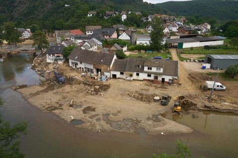 In der vom Hochwasser stark betroffenen Gemeinde Schuld in Rheinland-Pfalz laufen die Aufräumungsarbeiten auf Hochtouren