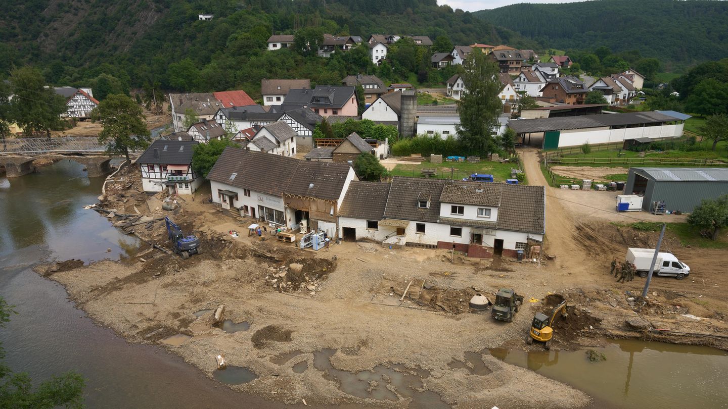 In der vom Hochwasser stark betroffenen Gemeinde Schuld in Rheinland-Pfalz laufen die Aufräumungsarbeiten auf Hochtouren