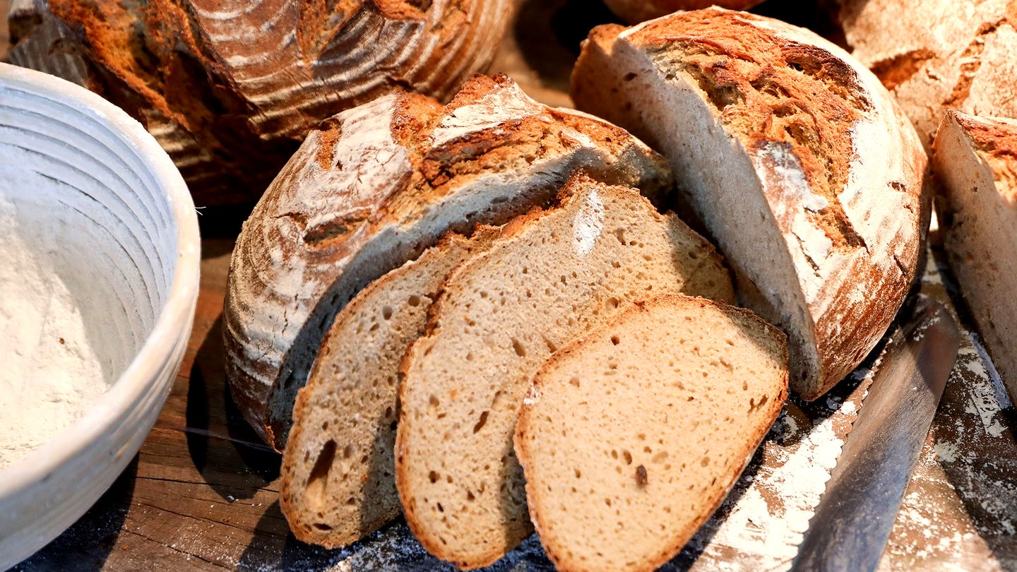 Einfaches Rezept für leckeres Brot aus nur drei Zutaten (Video) | STERN.de
