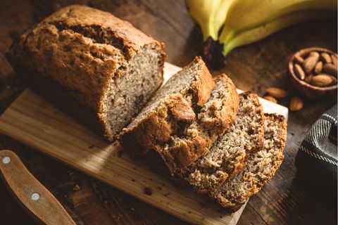 Veganes Grundrezept für ein saftiges Bananenbrot ohne Zucker.