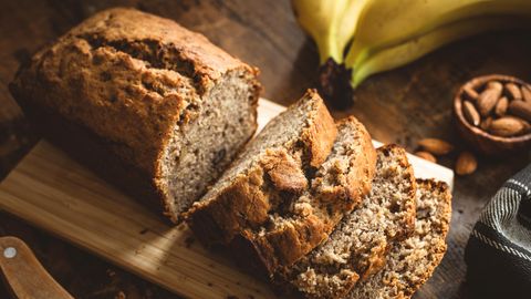 Veganes Grundrezept für ein saftiges Bananenbrot ohne Zucker.