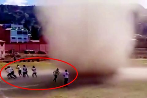 Sogenannter "Staubteufel": Naturspektakel kurz vor Anpfiff: Windhose wirbelt über Fußballplatz