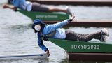 Tokio, Japan. Diese Helferin soll bei den Olympia-Vorläufen im Sea Forest Waterway ein Ruderboot in Startposition halten – und hat dabei sichtlich Mühe, Haltung zu wahren.