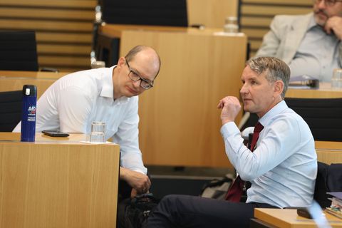 Björn Höcke (r.) und Fraktionssprecher Andreas Möller am Freitag im Thüringer Landtag