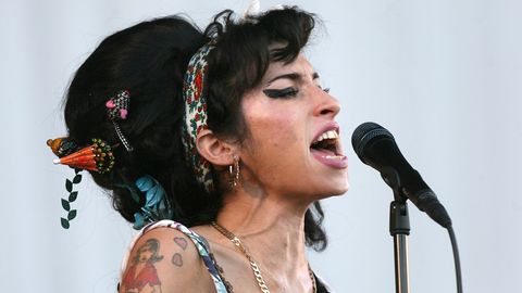 Amy Winehouse singt in ein Mikrofon