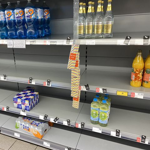 In einem Supermarktregal stehen nur noch wenige Produkte