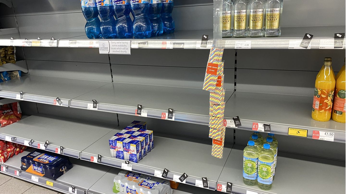 In einem Supermarktregal stehen nur noch wenige Produkte