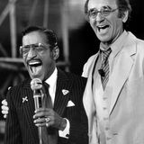 Biolek 1982 mit Sammy Davis jr in seiner Show "Bio's Bahnhof". Die Sendung verhalf Bioleks TV-Karriere 1978 zum endgültigen Durchbruch. Der Entertainer holte immer wieder ausländische Gäste in seine Sendung und machte sie in Deutschland bekannt. Unter anderem war bei ihm zum ersten Mal ein Sketch der britischen Komikertruppe Monty Python zu sehen. Biolek hatte ein Händchen für Talente. 