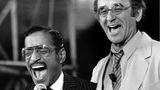 Biolek 1982 mit Sammy Davis jr in seiner Show "Bio's Bahnhof". Die Sendung verhalf Bioleks TV-Karriere 1978 zum endgültigen Durchbruch. Der Entertainer holte immer wieder ausländische Gäste in seine Sendung und machte sie in Deutschland bekannt. Unter anderem war bei ihm zum ersten Mal ein Sketch der britischen Komikertruppe Monty Python zu sehen. Biolek hatte ein Händchen für Talente. 