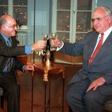 Doch genau das brachte ihm auch Kritik ein.1996 war der damalige Bundeskanzler Helmut Kohl zu Gast bei "Boulevard Bio". Biolek fasste Kohl nur mit Samthandschuhen an. Kohl darf eine Stunde lang über Saunabesuche mit Politikfreunden plaudern, über Hasenzucht und über das Rezept für den besten Karamellpudding der Welt, mit 18 Eiern nämlich. Biolek fragt, Kohl parliert – und lacht über seine eigenen Scherze.