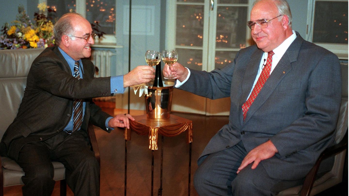 Fotos einer Karriere: Doch genau das brachte ihm auch Kritik ein.1996 war der damalige Bundeskanzler Helmut Kohl zu Gast bei "Boulevard Bio". Biolek fasste Kohl nur mit Samthandschuhen an. Kohl darf eine Stunde lang über Saunabesuche mit Politikfreunden plaudern, über Hasenzucht und über das Rezept für den besten Karamellpudding der Welt, mit 18 Eiern nämlich. Biolek fragt, Kohl parliert – und lacht über seine eigenen Scherze. Doch genau das brachte ihm auch Kritik ein.1996 war der damalige Bundeskanzler Helmut Kohl zu Gast bei "Boulevard Bio". Biolek fasste Kohl nur mit Samthandschuhen an. Kohl darf eine Stunde lang über Saunabesuche mit Politikfreunden plaudern, über Hasenzucht und über das Rezept für den besten Karamellpudding der Welt, mit 18 Eiern nämlich. Biolek fragt, Kohl parliert – und lacht über seine eigenen Scherze.