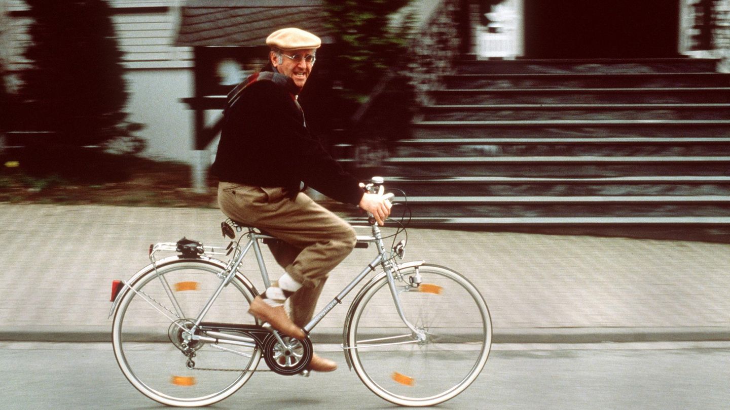 Alfred Biolek auf dem Fahrrad