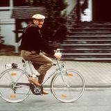 Alfred Biolek auf dem Fahrrad