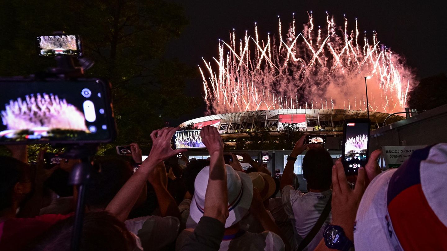 Eröffnung Zuschauer vor dem Stadion