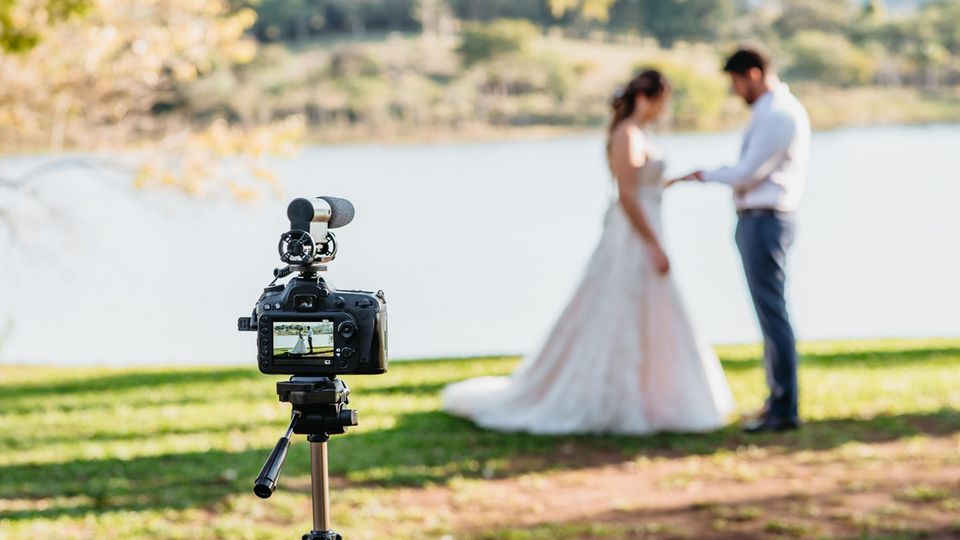 Kamera filmt ein Brautpaar