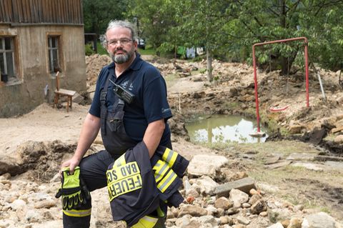 Kai Bigge, Leiter der Stadtwehr in Bad Schandau, auf einem überfluteten Grundstück