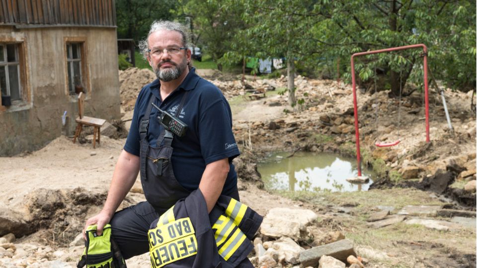 Kai Bigge, Leiter der Stadtwehr in Bad Schandau, auf einem überfluteten Grundstück