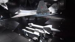 Die Su-75 wurde mit einem ganzen Arsenal an Waffen ausgestellt.