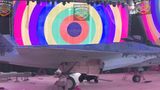 Zusammengesetzt sieht der Jet so aus - im Hintergrund eine Anti-Schiffs-Rakete.