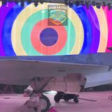 Zusammengesetzt sieht der Jet so aus - im Hintergrund eine Anti-Schiffs-Rakete.