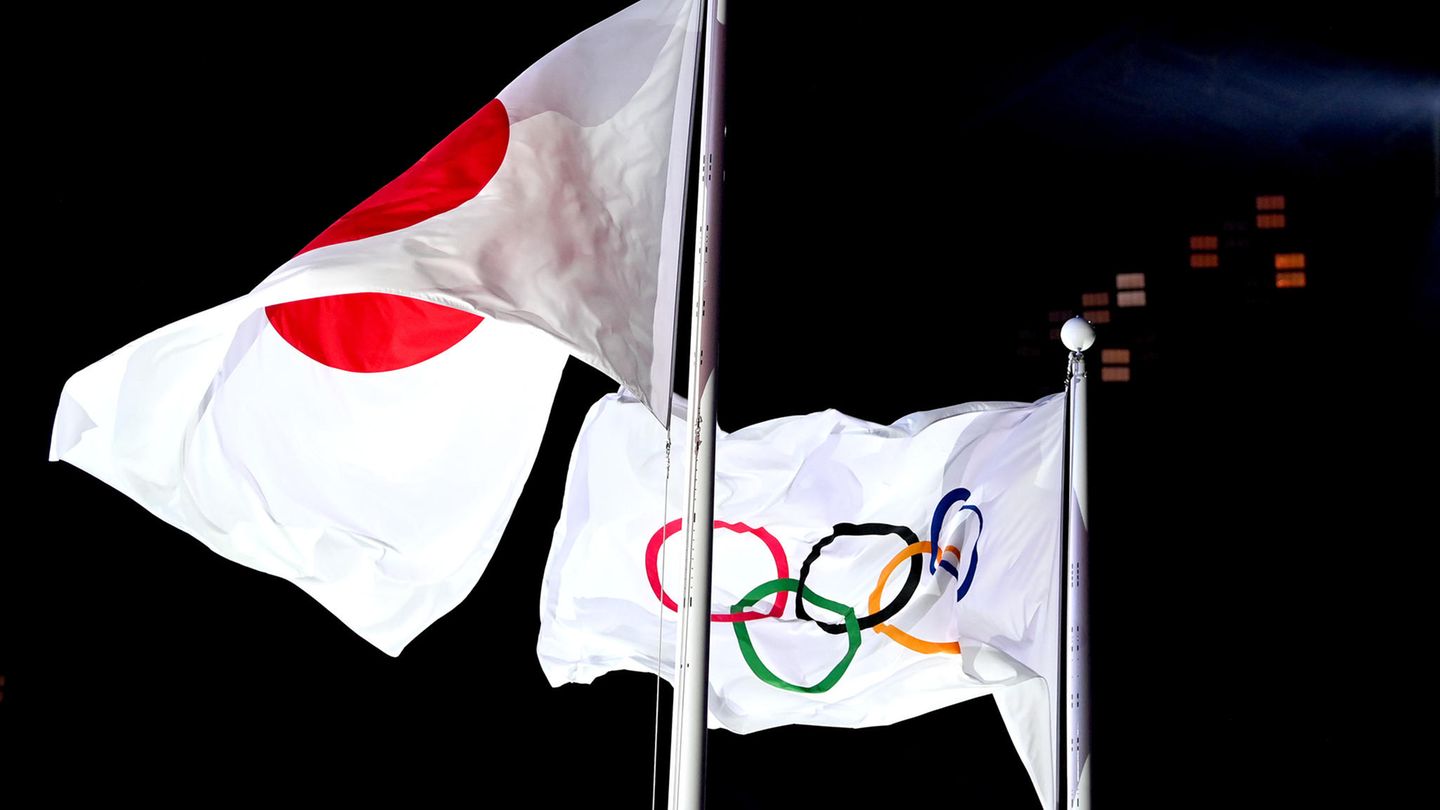 Eröffnung Flaggen Japans und Olympias