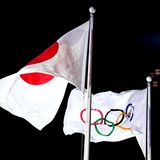 Eröffnung Flaggen Japans und Olympias