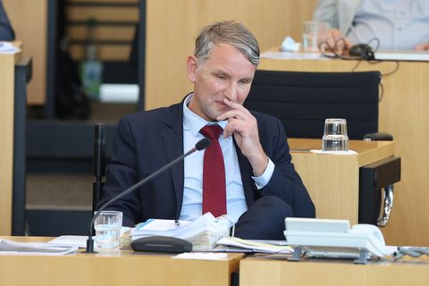 Björn Höcke, Fraktionsvorsitzender der AfD im Thüringer Landtag, sitzt während der Abstimmung auf seinem Platz im Plenarsaal