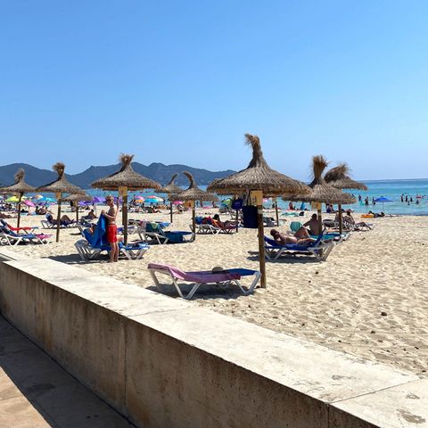 Leere Liegen am Strand von Cala Millor