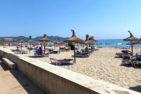 Leere Liegen am Strand von Cala Millor
