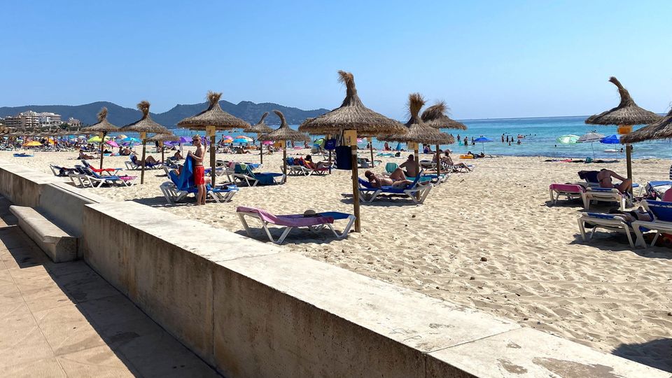 Leere Liegen am Strand von Cala Millor