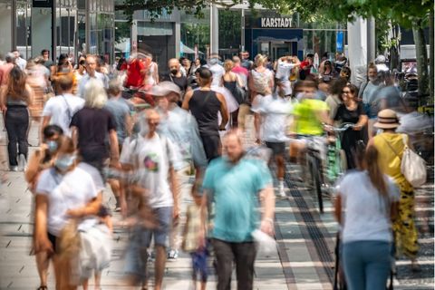 Menschen in einer Fußgängerzone