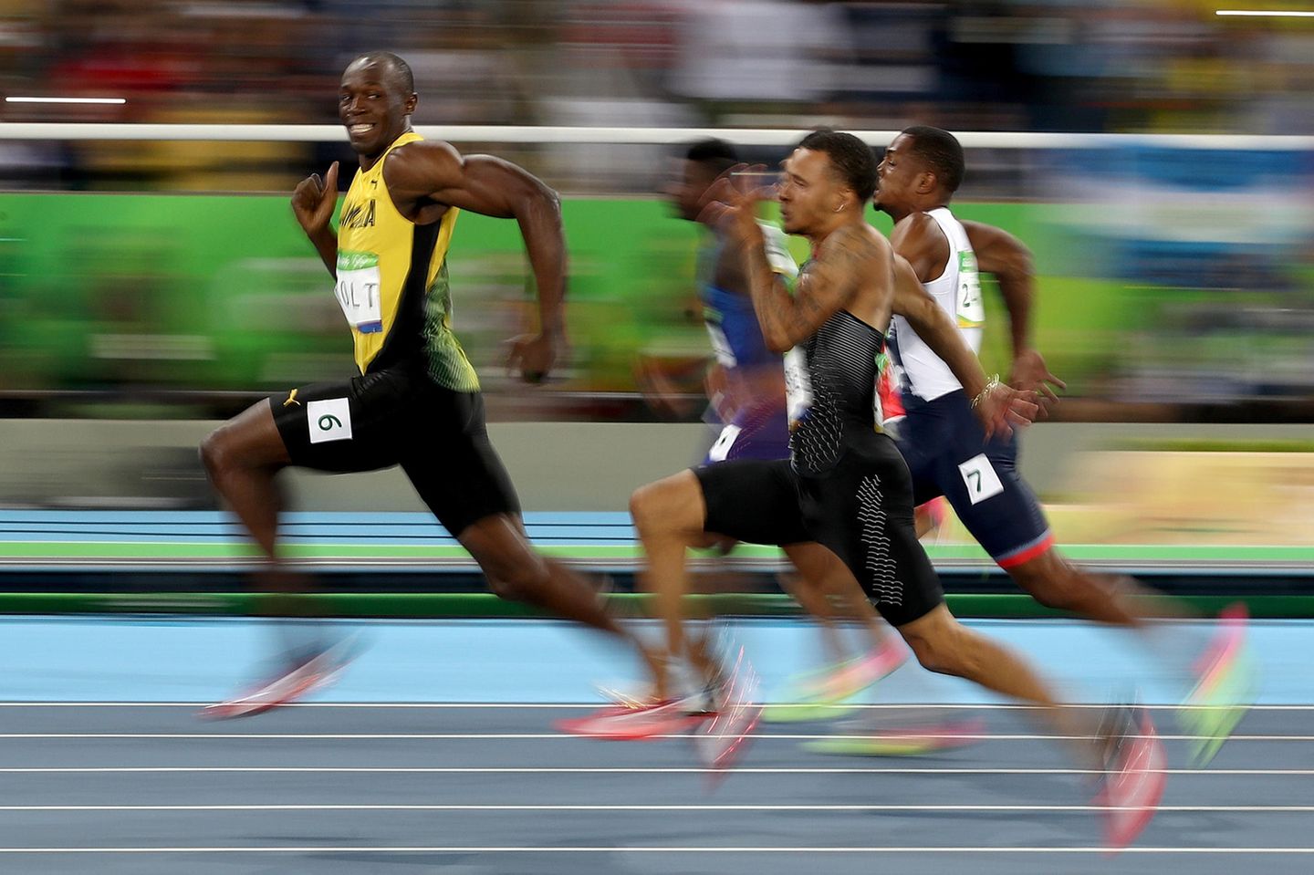 Wohl eins der ikonischsten Bilder der Olympischen Sommerspiele 2016: Der Fotograf Cameron Spencer hält Usain Bolt dabei fest, wie er seinen Konkurrenten im Halbfinale des 100-Meter-Laufs der Männer davonläuft. Bolt gewann in diesem Jahr bei den Olympischen Spielen in Rio sein "Triple Triple", indem er die 100 Meter, 200 Meter und den 4x100 Meter-Lauf gewann, so wie er es bereits bei den Spielen in London 2012 und Peking 2008 getan hatte.