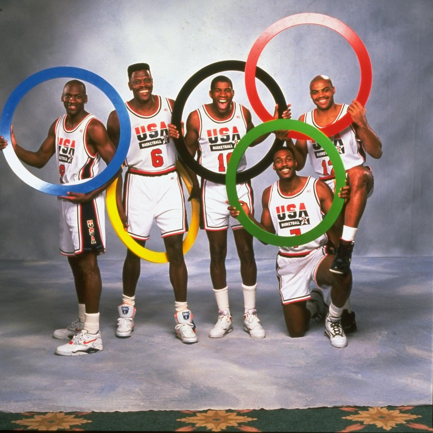 Olympia 2021: Zum ersten Mal in der olympischen Geschichte gehörten dem Basketballteam der Vereinigten Staaten in Jahr 1992 aktive NBA-Spieler wie Michael Jordan, Magic Johnson und Charles Barkley an. Bis dahin hatten die Regeln des Internationalen Basketball-Verbandes verhindert, dass Teams professionelle Spieler auswählen konnten. Daher dürfte es keine Überraschung sein, dass sie den Spitznamen "Dream Team" erhielten, denn sie holten Gold und besiegten ihre Gegner mit durchschnittlich 44 Punkten Vorsprung. Zum ersten Mal in der olympischen Geschichte gehörten dem Basketballteam der Vereinigten Staaten in Jahr 1992 aktive NBA-Spieler wie Michael Jordan, Magic Johnson und Charles Barkley an. Bis dahin hatten die Regeln des Internationalen Basketball-Verbandes verhindert, dass Teams professionelle Spieler auswählen konnten. Daher dürfte es keine Überraschung sein, dass sie den Spitznamen "Dream Team" erhielten, denn sie holten Gold und besiegten ihre Gegner mit durchschnittlich 44 Punkten Vorsprung.