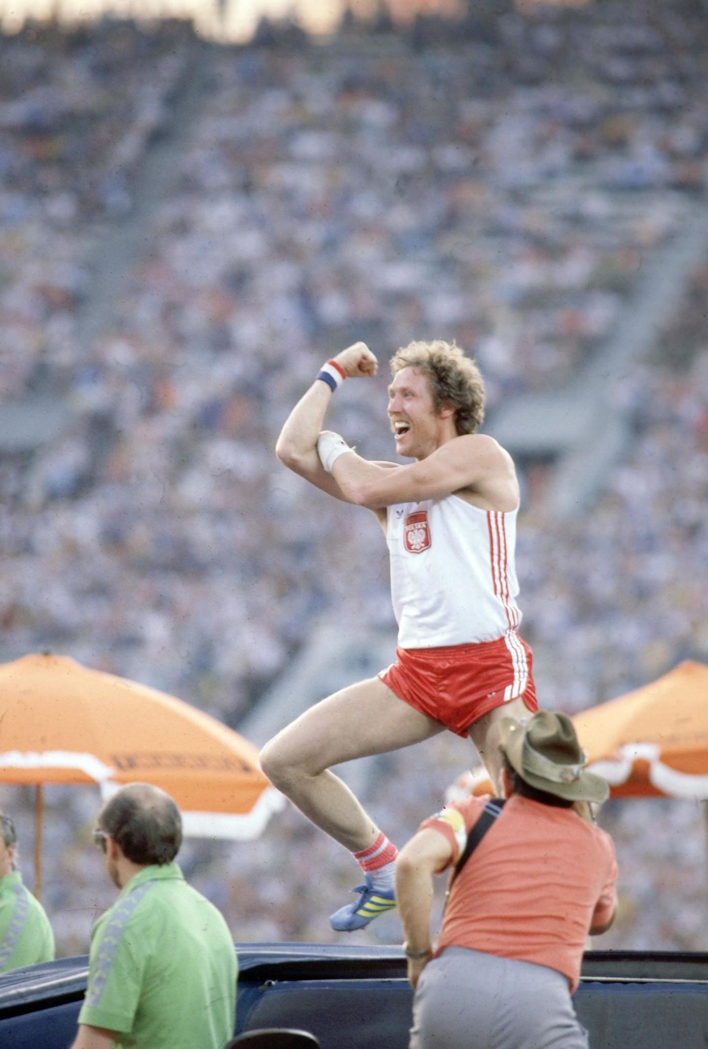 Olympia 2021: Vielleicht das bislang umstrittenste Bild von Olympia! Der Pole Władysław Kozakiewicz gewann seine Goldmedaille im Stabhochsprung bei den Olympischen Spielen 1980 vor einer feindseligen Moskauer Menge und machte anschließend eine Geste, die in Polen mittlerweile als "Kozakiewicz-Geste" bezeichnet wird. Der sowjetische Botschafter in Polen verlangte, dass ihm das Internationale Olympische Komitee die Goldmedaille wegen seiner umstrittenen Reaktion abnahm, was jedoch nicht geschah und er anschließend zum polnischen Sportler des Jahres 1980 gewählt wurde. Vielleicht das bislang umstrittenste Bild von Olympia! Der Pole Władysław Kozakiewicz gewann seine Goldmedaille im Stabhochsprung bei den Olympischen Spielen 1980 vor einer feindseligen Moskauer Menge und machte anschließend eine Geste, die in Polen mittlerweile als "Kozakiewicz-Geste" bezeichnet wird. Der sowjetische Botschafter in Polen verlangte, dass ihm das Internationale Olympische Komitee die Goldmedaille wegen seiner umstrittenen Reaktion abnahm, was jedoch nicht geschah und er anschließend zum polnischen Sportler des Jahres 1980 gewählt wurde.