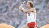 Vielleicht das bislang umstrittenste Bild von Olympia! Der Pole Władysław Kozakiewicz gewann seine Goldmedaille im Stabhochsprung bei den Olympischen Spielen 1980 vor einer feindseligen Moskauer Menge und machte anschließend eine Geste, die in Polen mittlerweile als "Kozakiewicz-Geste" bezeichnet wird. Der sowjetische Botschafter in Polen verlangte, dass ihm das Internationale Olympische Komitee die Goldmedaille wegen seiner umstrittenen Reaktion abnahm, was jedoch nicht geschah und er anschließend zum polnischen Sportler des Jahres 1980 gewählt wurde.