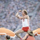 Vielleicht das bislang umstrittenste Bild von Olympia! Der Pole Władysław Kozakiewicz gewann seine Goldmedaille im Stabhochsprung bei den Olympischen Spielen 1980 vor einer feindseligen Moskauer Menge und machte anschließend eine Geste, die in Polen mittlerweile als "Kozakiewicz-Geste" bezeichnet wird. Der sowjetische Botschafter in Polen verlangte, dass ihm das Internationale Olympische Komitee die Goldmedaille wegen seiner umstrittenen Reaktion abnahm, was jedoch nicht geschah und er anschließend zum polnischen Sportler des Jahres 1980 gewählt wurde.