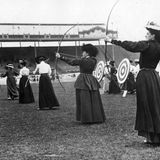 Olympiasiegerin Sybil "Queenie" Newall aus Großbritannien schießt sich bei den Olympischen Spielen 1908 in London zu Gold. In weniger als drei Jahren war Newall von einer obskuren Bogenschützin in einem Provinzverein zu einer Olympiasiegerin aufgestiegen. Interessanterweise wurden die Spiele 1908 ursprünglich in Rom geplant, wurden aber später in London ausgetragen, als sich herausstellte, dass Rom nicht bereit sein würde.